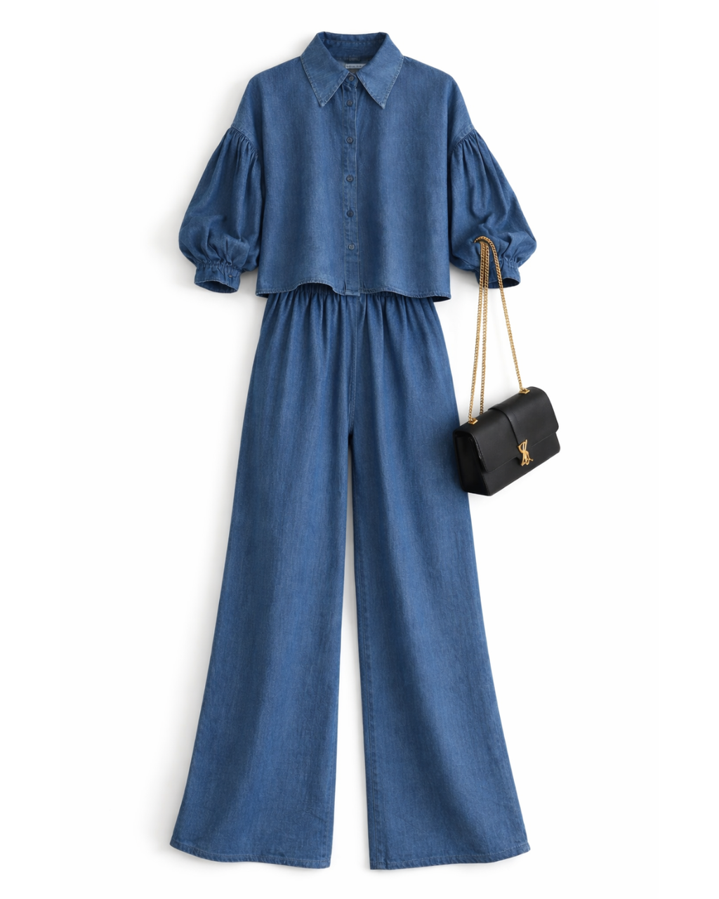 Modelo usando conjunto all jeans azul: blusa com manga balonê e botões frontais, calça pantalona longa com elástico na cintura.