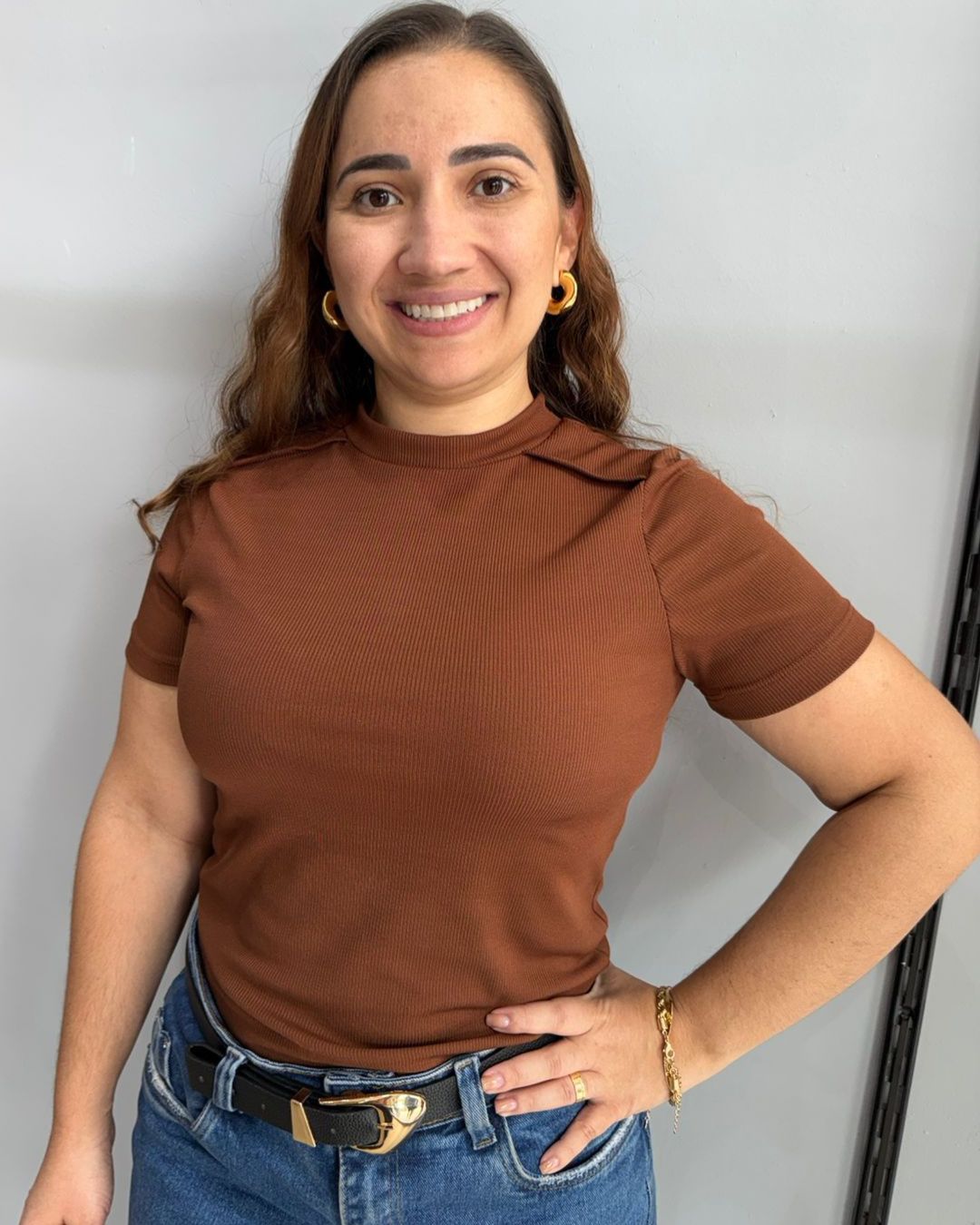 mulher-usando-blusa-canelada-feminina-marrom-manga-curta-e-gola-alta