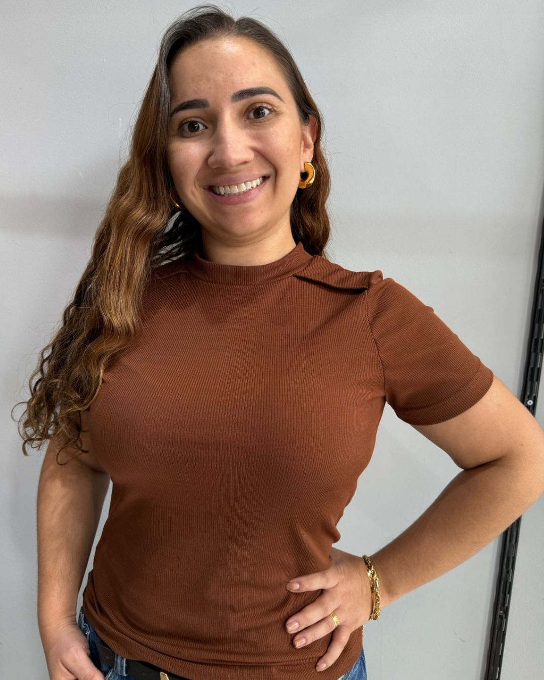 mulher-usando-blusa-canelada-feminina-marrom-manga-curta-e-gola-alta