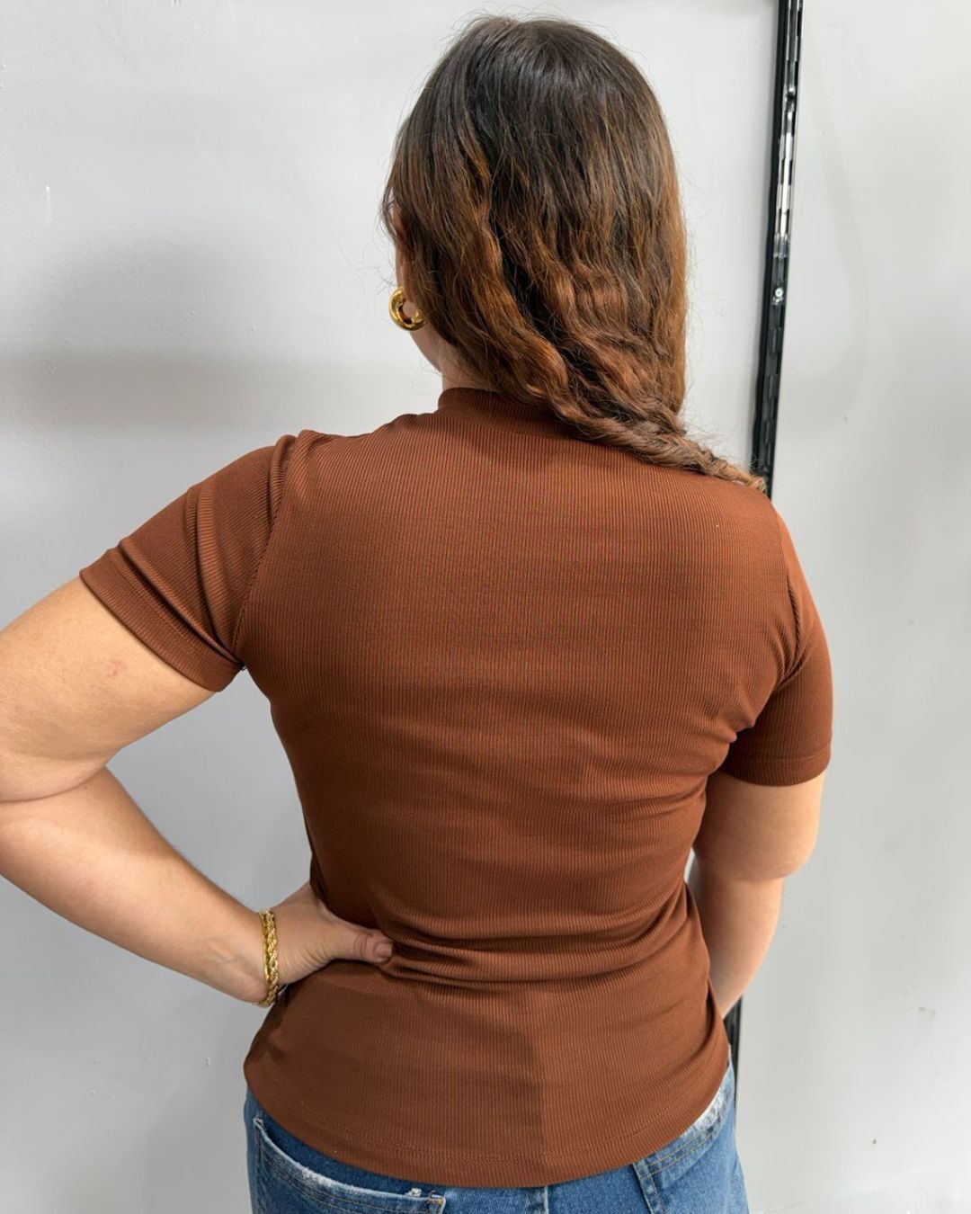mulher-usando-blusa-canelada-feminina-marrom-manga-curta-e-gola-alta