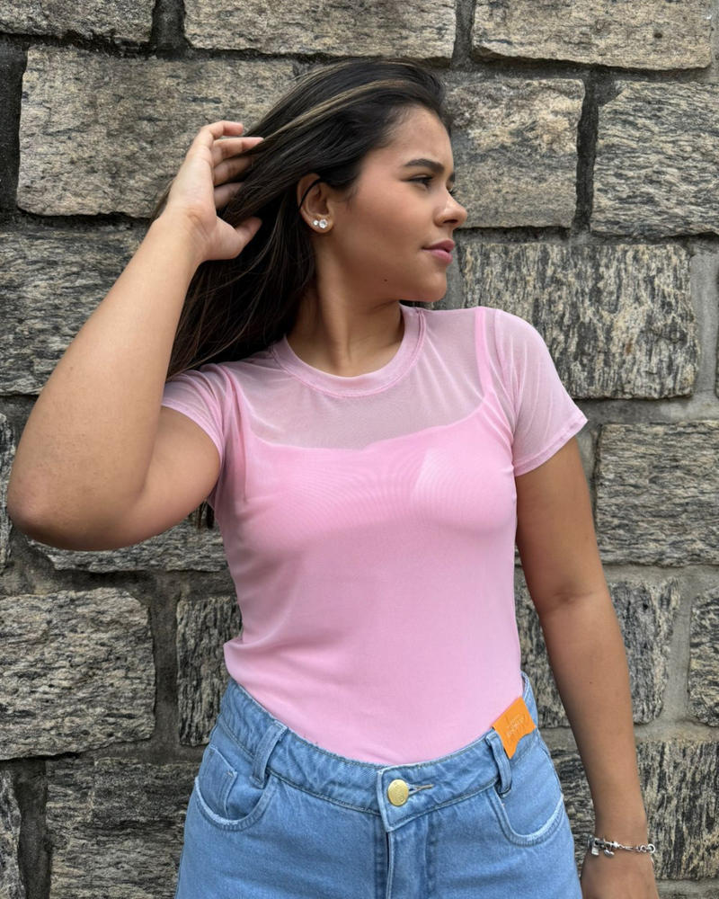 mulher-usando-blusa-de-tule-feminina-rosa-claro-com-manga-curta-e-jeans-claro