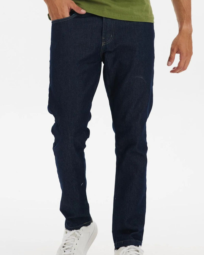 homem-usando-calca-jeans-masculina-slim-na-cor-jeans-escuro-com-tenis-branco