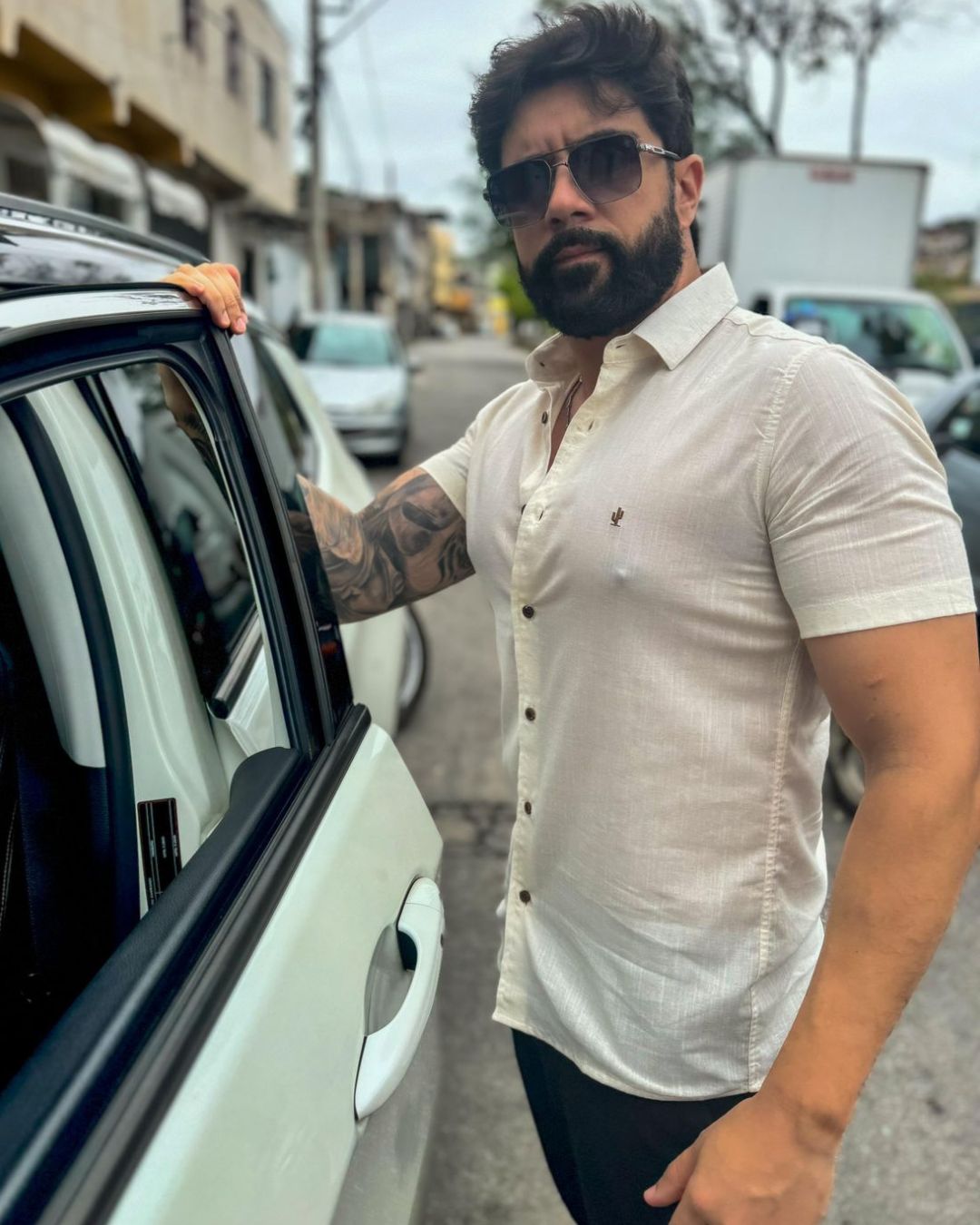 homem-usando-camisa-de-linho-bege-manga-curta-com-botoes-escuros-em-ambiente-urbano