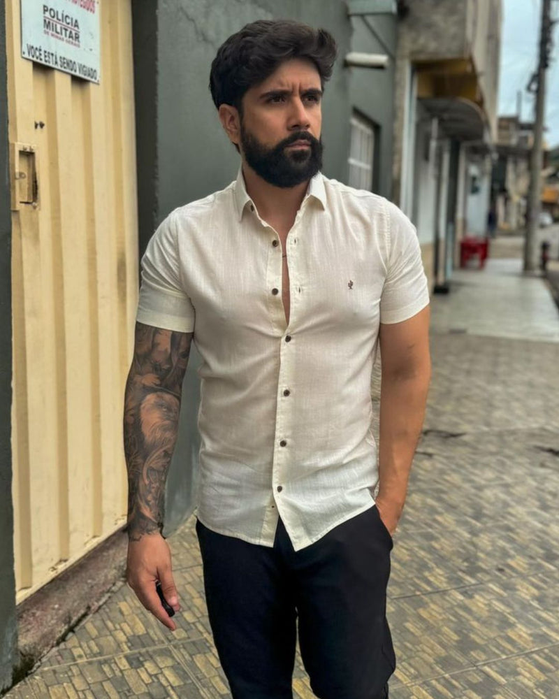homem-usando-camisa-de-linho-bege-manga-curta-com-botoes-escuros-em-ambiente-urbano
