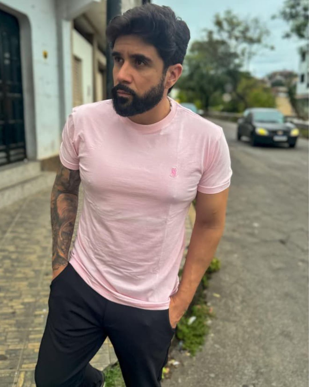 homem-usando-camiseta-rosa-basica-masculina-gola-careca-em-ambiente-urbano