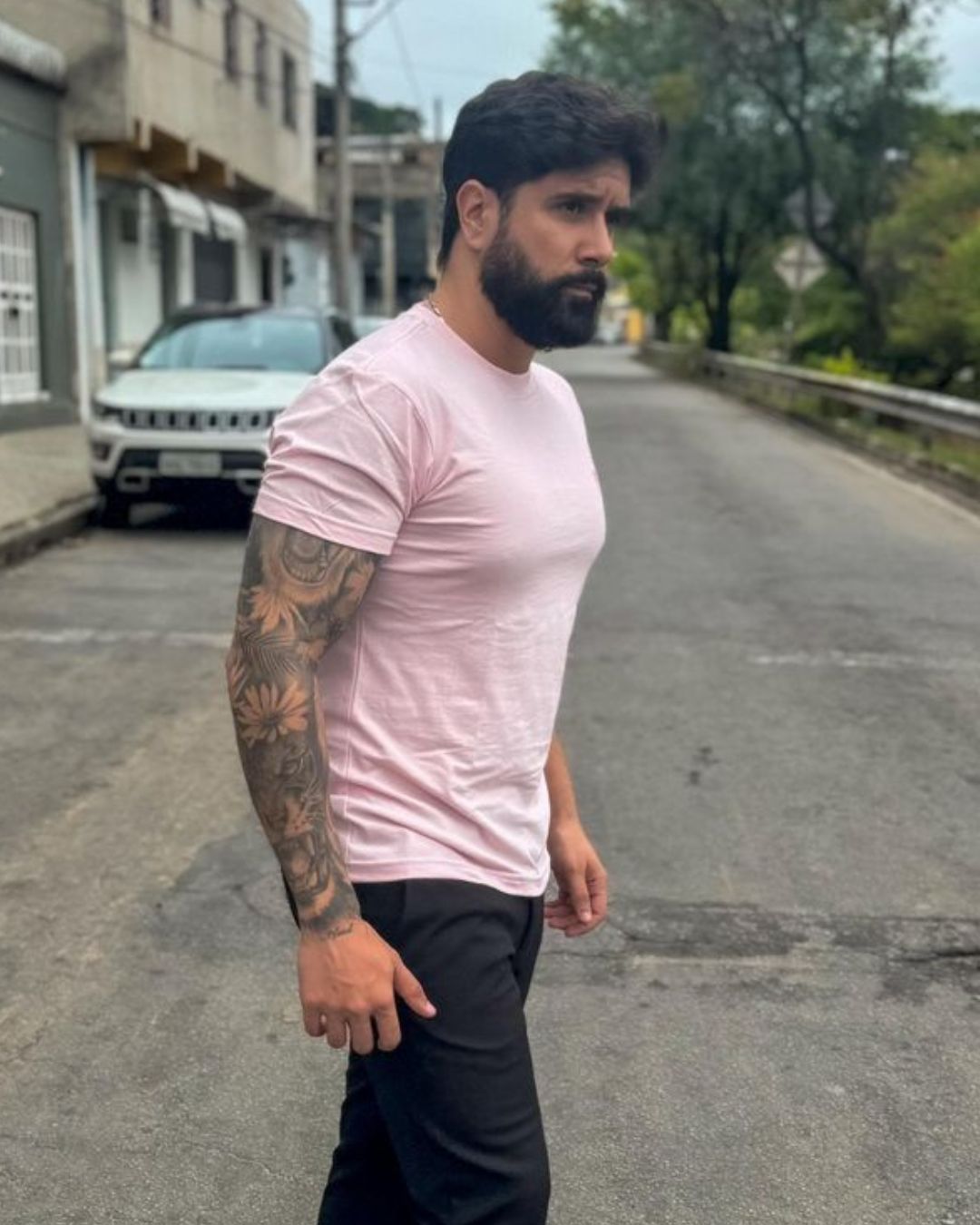 homem-usando-camiseta-rosa-basica-masculina-gola-careca-em-ambiente-urbano