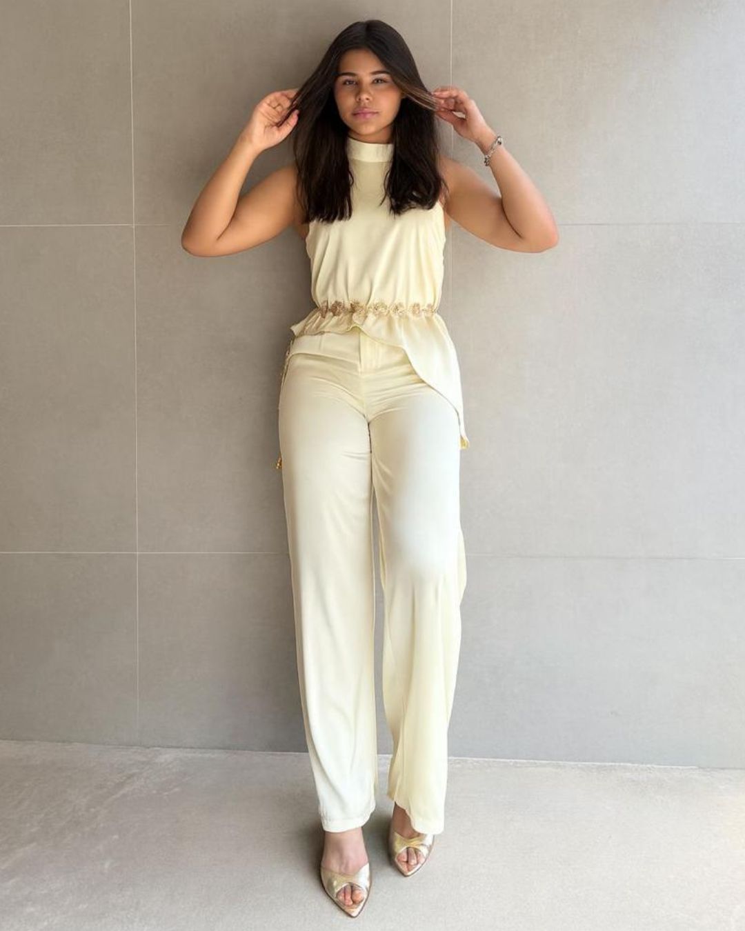 mulher-usando-conjunto-feminino-de-cetim-com-blusa-sem-manga-e-calca-pantalona