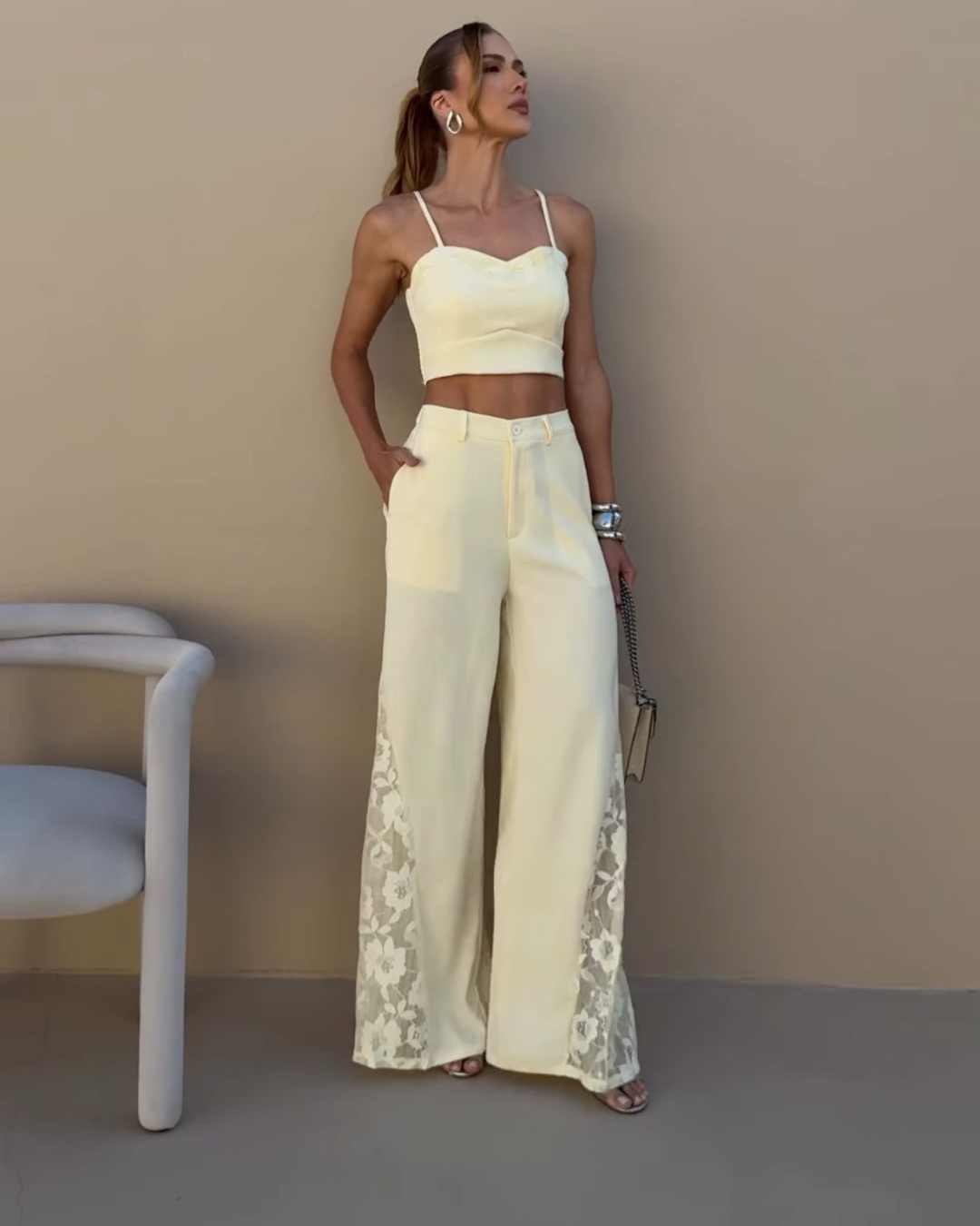 mulher-usando-conjunto-feminino-rendado-daiana-com-top-e-calca-pantalona