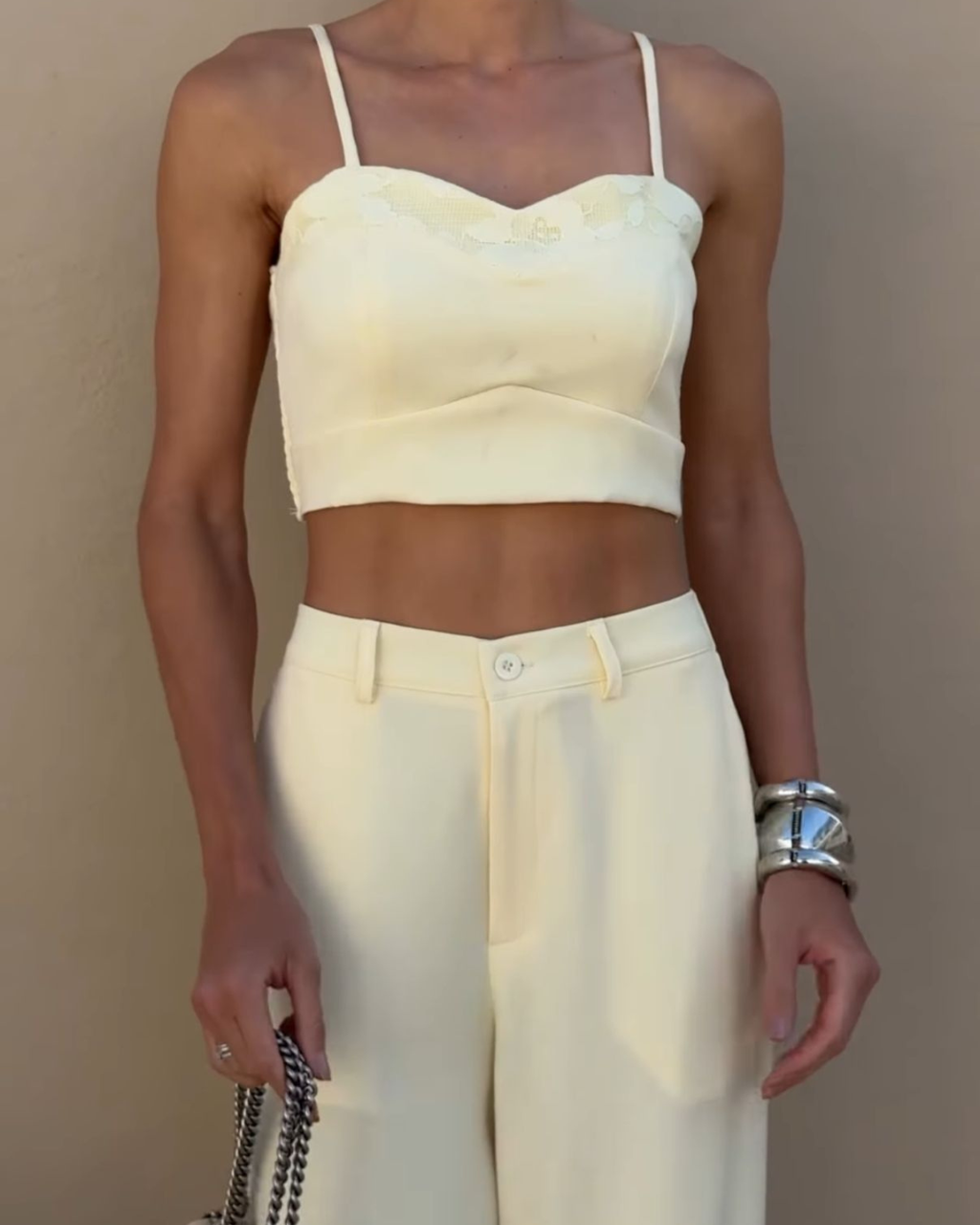 mulher-usando-conjunto-feminino-rendado-daiana-com-top-e-calca-pantalona