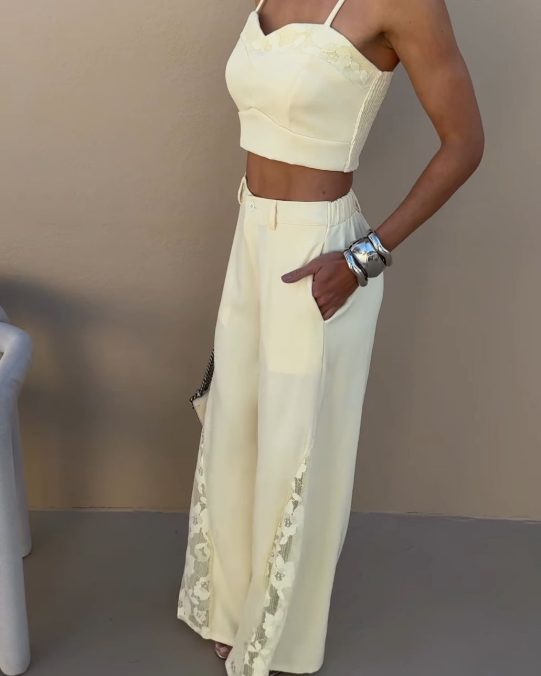 mulher-usando-conjunto-feminino-rendado-daiana-com-top-e-calca-pantalona