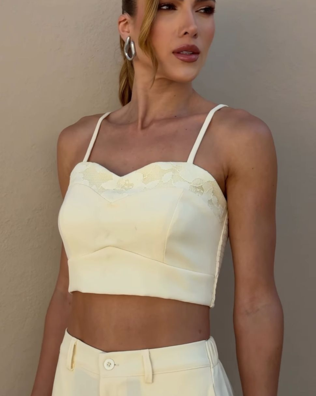 mulher-usando-conjunto-feminino-rendado-daiana-com-top-e-calca-pantalona